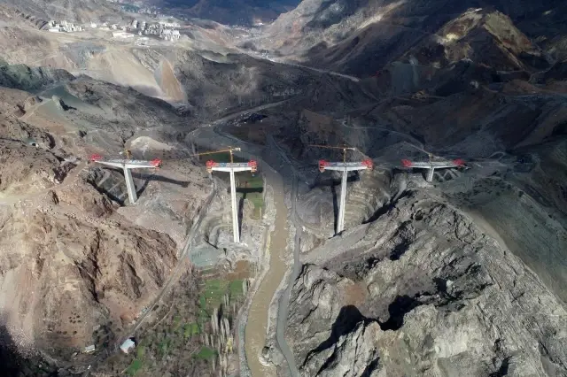 Yusufeli'nde sadece baraj değil dev viyadükler de yapılıyor