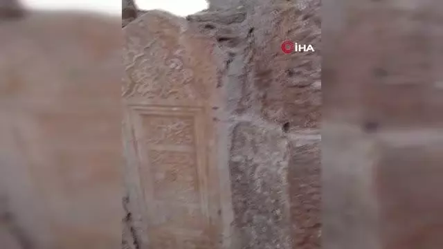 300 yıllık tarihi camideki kitabe gün yüzüne çıkarıldı 300 yıllık tarihi camideki kitabe gün yüzüne çıkarıldı