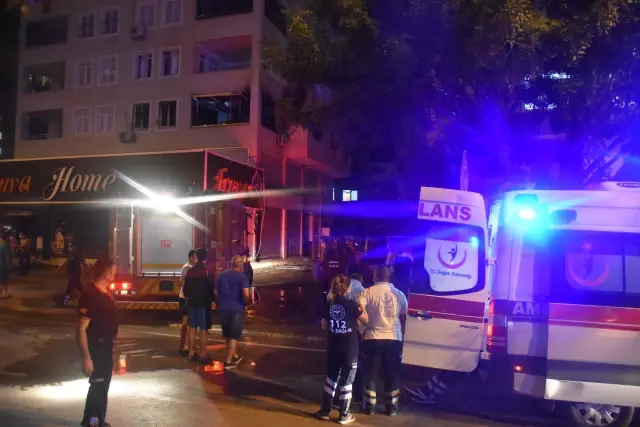 Evde çıkan yangında 1 kişi hayatını kaybetti, 3 kişi yaralandı Evde çıkan yangında 1 kişi hayatını kaybetti, 3 kişi yaralandı