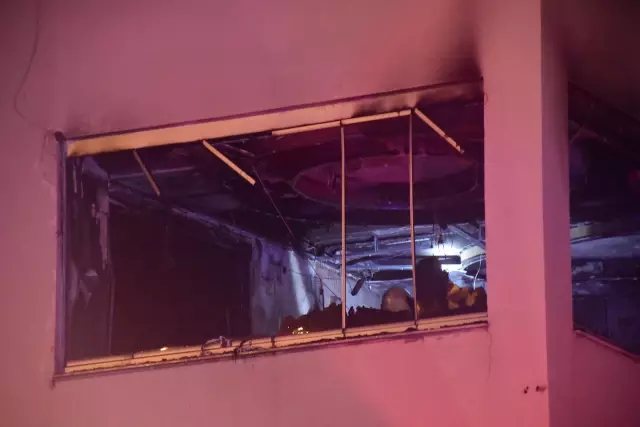 Evde çıkan yangında 1 kişi hayatını kaybetti, 3 kişi yaralandı Evde çıkan yangında 1 kişi hayatını kaybetti, 3 kişi yaralandı