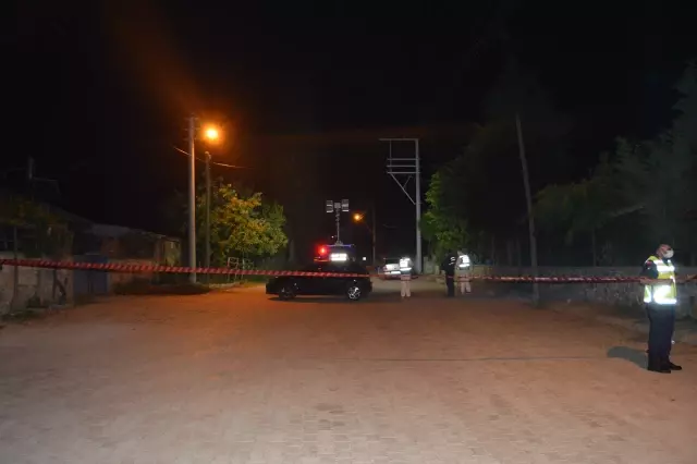 AFYONKARAHİSAR - İki aile arasında çıkan silahlı kavgada 6 kişi yaralandı AFYONKARAHİSAR - İki aile arasında çıkan silahlı kavgada 6 kişi yaralandı