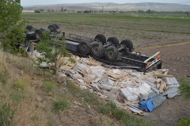 Son dakika! Afyonkarahisar'da mermer yüklü tır devrildi: 1 ölü, 1 yaralı Son dakika! Afyonkarahisar'da mermer yüklü tır devrildi: 1 ölü, 1 yaralı