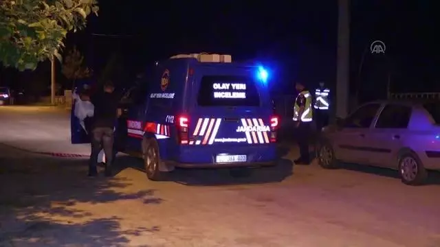 AFYONKARAHİSAR - İki aile arasında çıkan silahlı kavgada 6 kişi yaralandı AFYONKARAHİSAR - İki aile arasında çıkan silahlı kavgada 6 kişi yaralandı