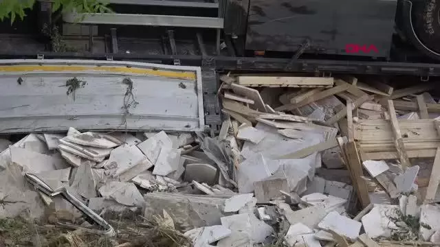 Son dakika haberi... AFYONKARAHİSAR MERMER YÜKLÜ TIR TARLAYA DEVRİLDİ, BABA ÖLDÜ, OĞLU AĞIR YARALI Son dakika haberi... AFYONKARAHİSAR MERMER YÜKLÜ TIR TARLAYA DEVRİLDİ, BABA ÖLDÜ, OĞLU AĞIR YARALI