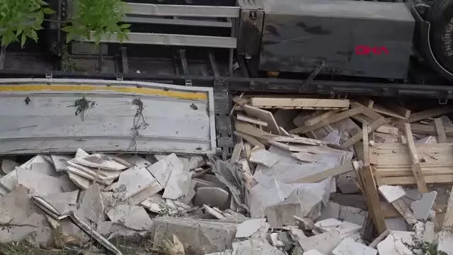Son dakika haberi... AFYONKARAHİSAR MERMER YÜKLÜ TIR TARLAYA DEVRİLDİ, BABA ÖLDÜ, OĞLU AĞIR YARALI Son dakika haberi... AFYONKARAHİSAR MERMER YÜKLÜ TIR TARLAYA DEVRİLDİ, BABA ÖLDÜ, OĞLU AĞIR YARALI