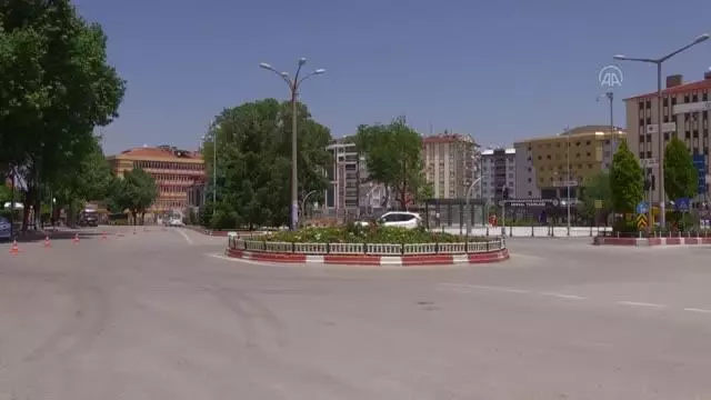 AFYONKARAHİSR - Sokağa çıkma kısıtlamasına uyuluyor AFYONKARAHİSR - Sokağa çıkma kısıtlamasına uyuluyor