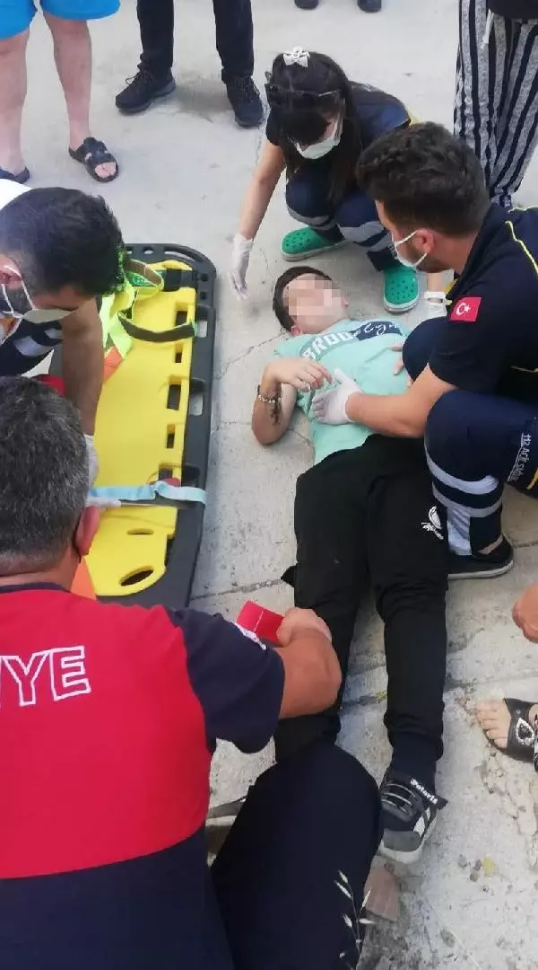 Bisikletin pedalındaki metal, Mustafa'nın karnına saplandı Bisikletin pedalındaki metal, Mustafa'nın karnına saplandı