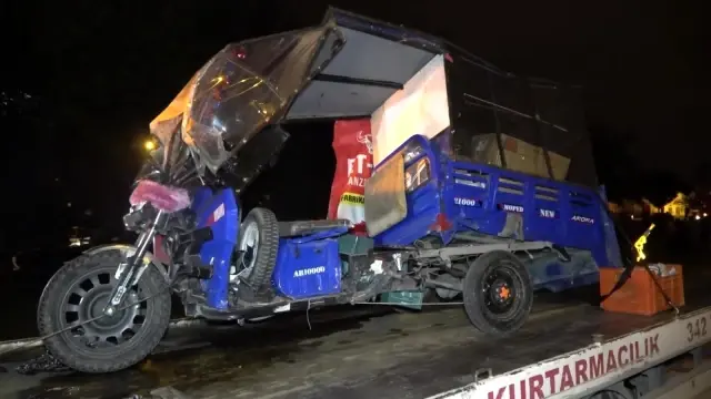 Son dakika haber | Boş yolda kırmızı ışık ihlali yapan motosikletli kazaya neden oldu: 1'i ağır 3 yaralı Son dakika haber | Boş yolda kırmızı ışık ihlali yapan motosikletli kazaya neden oldu: 1'i ağır 3 yaralı