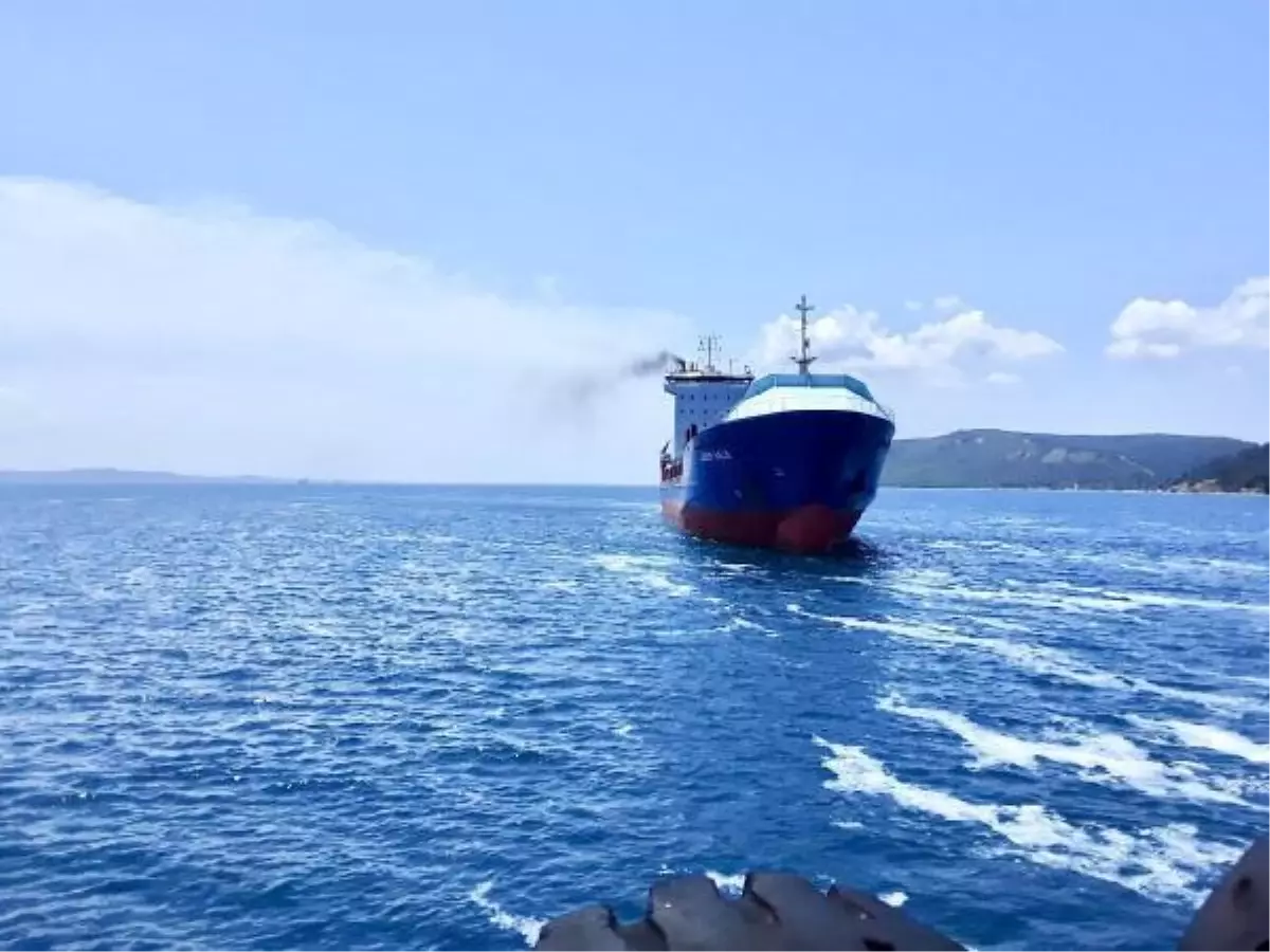 ÇANAKKALE BOĞAZI'NDA ARIZALANAN GEMİ, PLAJ ÖNÜNE DEMİRLEDİ