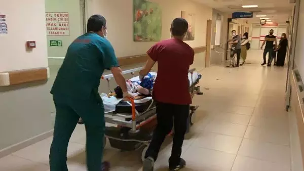 BURSA DEVRİLEN MOTOSİKLETTEKİ ANNE VE OĞLU, METRELERCE SÜRÜKLENDİ BURSA DEVRİLEN MOTOSİKLETTEKİ ANNE VE OĞLU, METRELERCE SÜRÜKLENDİ