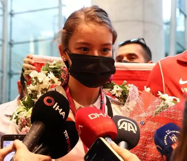 Dünya şampiyonu Ayşe Begüm Onbaşı yurda döndü Dünya şampiyonu Ayşe Begüm Onbaşı yurda döndü