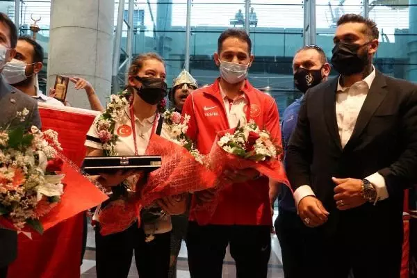 Dünya şampiyonu Ayşe Begüm Onbaşı yurda döndü Dünya şampiyonu Ayşe Begüm Onbaşı yurda döndü