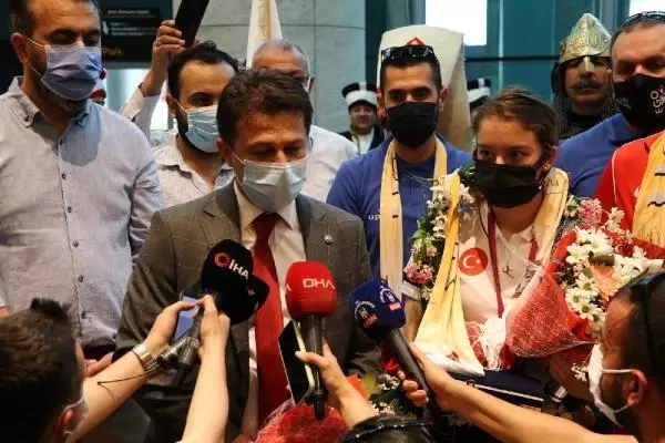 Dünya şampiyonu Ayşe Begüm Onbaşı yurda döndü Dünya şampiyonu Ayşe Begüm Onbaşı yurda döndü