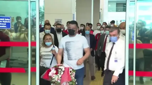 Dünya şampiyonu milli cimnastikçi Ayşe Begüm Onbaşı yurda döndü Dünya şampiyonu milli cimnastikçi Ayşe Begüm Onbaşı yurda döndü