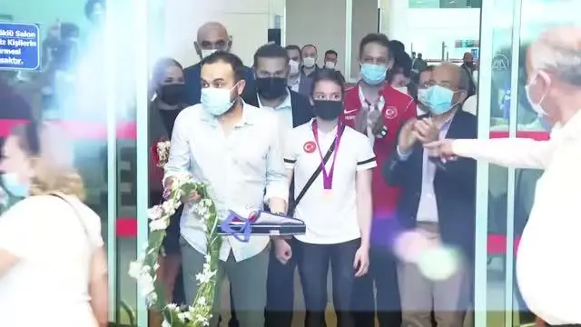 Dünya şampiyonu milli cimnastikçi Ayşe Begüm Onbaşı yurda döndü Dünya şampiyonu milli cimnastikçi Ayşe Begüm Onbaşı yurda döndü