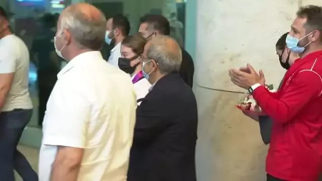 Dünya şampiyonu milli cimnastikçi Ayşe Begüm Onbaşı yurda döndü Dünya şampiyonu milli cimnastikçi Ayşe Begüm Onbaşı yurda döndü