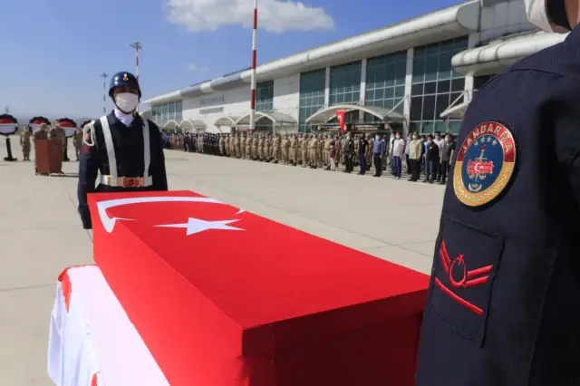 Son dakika! ŞEHİT UZMAN ÇAVUŞ İÇİN AĞRI'DA TÖREN Son dakika! ŞEHİT UZMAN ÇAVUŞ İÇİN AĞRI'DA TÖREN
