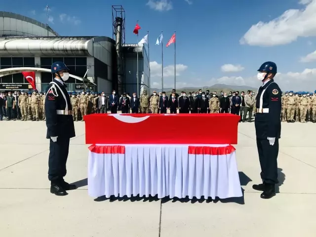 Son dakika haber... Eren-15 Operasyonunda şehit olan Jandarma Uzman Çavuş Hüseyin Keleş'in cenazesi Ankara'ya gönderildi Son dakika haber... Eren-15 Operasyonunda şehit olan Jandarma Uzman Çavuş Hüseyin Keleş'in cenazesi Ankara'ya gönderildi