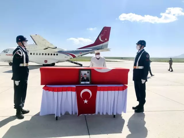 Son dakika haber... Eren-15 Operasyonunda şehit olan Jandarma Uzman Çavuş Hüseyin Keleş'in cenazesi Ankara'ya gönderildi Son dakika haber... Eren-15 Operasyonunda şehit olan Jandarma Uzman Çavuş Hüseyin Keleş'in cenazesi Ankara'ya gönderildi