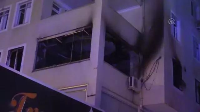 Evde çıkan yangında 1 kişi hayatını kaybetti, 3 kişi yaralandı Evde çıkan yangında 1 kişi hayatını kaybetti, 3 kişi yaralandı