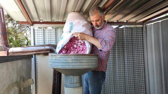 Geleneksel yöntemlerle çıkartıp gramını 100 TL'den satıyor