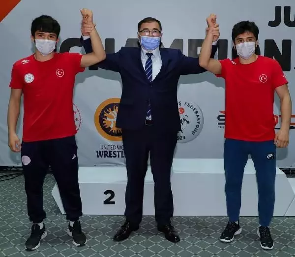 İkiz güreşçiler şampiyona finalinde karşılaştı İkiz güreşçiler şampiyona finalinde karşılaştı