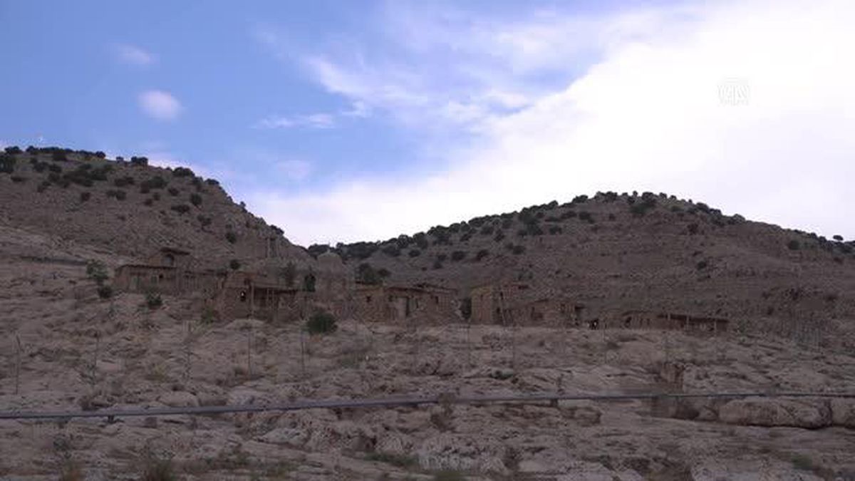 Iraklı sanatçı Esmero, tarih kitaplarında okuduğu Alkuş köyünü yeniden inşa etti