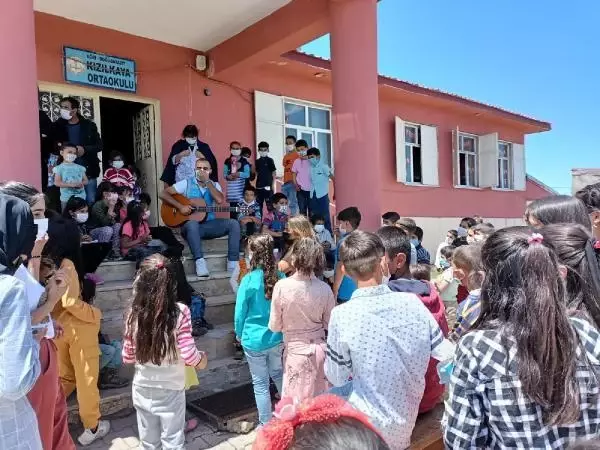 İRAN SINIRINDAKİ KÖY ÇOCUKLARININ HAYALLERİNİ GERÇEKLEŞTİRDİLER İRAN SINIRINDAKİ KÖY ÇOCUKLARININ HAYALLERİNİ GERÇEKLEŞTİRDİLER