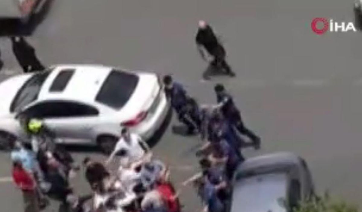 Kağıthane'de akrabalar alacak verecek nedeniyle birbirine girdi