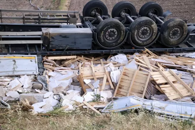 Mermer yüklü tır devrildi, baba öldü oğlu ağır yaralandı Mermer yüklü tır devrildi, baba öldü oğlu ağır yaralandı