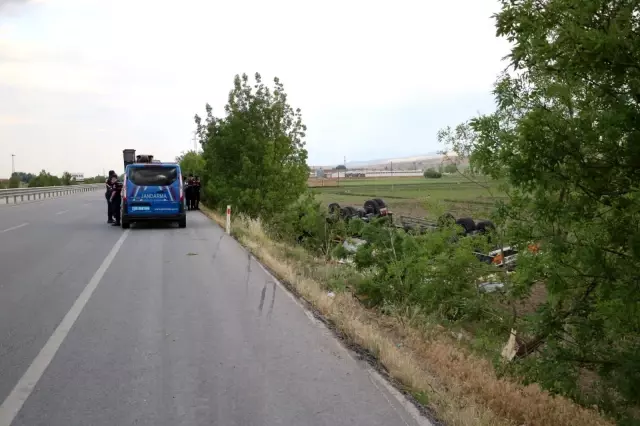 Mermer yüklü tır devrildi, baba öldü oğlu ağır yaralandı Mermer yüklü tır devrildi, baba öldü oğlu ağır yaralandı