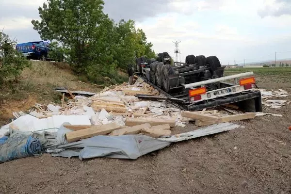 Son dakika haberi... AFYONKARAHİSAR MERMER YÜKLÜ TIR TARLAYA DEVRİLDİ, BABA ÖLDÜ, OĞLU AĞIR YARALI Son dakika haberi... AFYONKARAHİSAR MERMER YÜKLÜ TIR TARLAYA DEVRİLDİ, BABA ÖLDÜ, OĞLU AĞIR YARALI