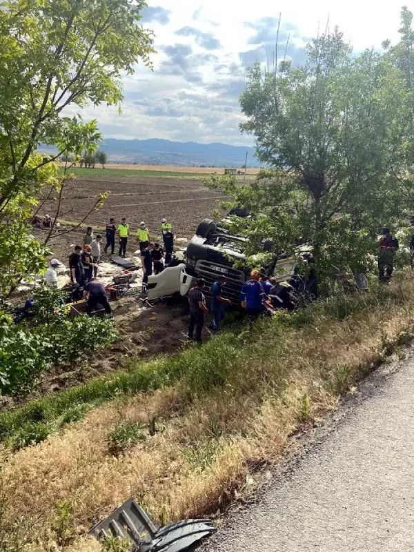 Son dakika haberi... AFYONKARAHİSAR MERMER YÜKLÜ TIR TARLAYA DEVRİLDİ, BABA ÖLDÜ, OĞLU AĞIR YARALI Son dakika haberi... AFYONKARAHİSAR MERMER YÜKLÜ TIR TARLAYA DEVRİLDİ, BABA ÖLDÜ, OĞLU AĞIR YARALI