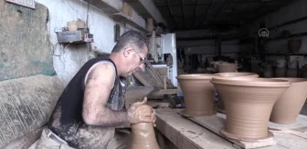 Mesleğini 40 yıldır sürdüren Avanoslu çanak ustası dekoratif küp üretiyor