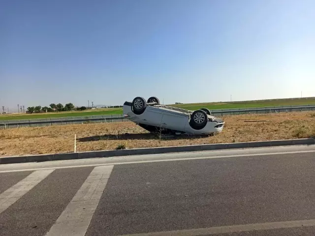 Otomobil refüje takla attı: 3 yaralı Otomobil refüje takla attı: 3 yaralı