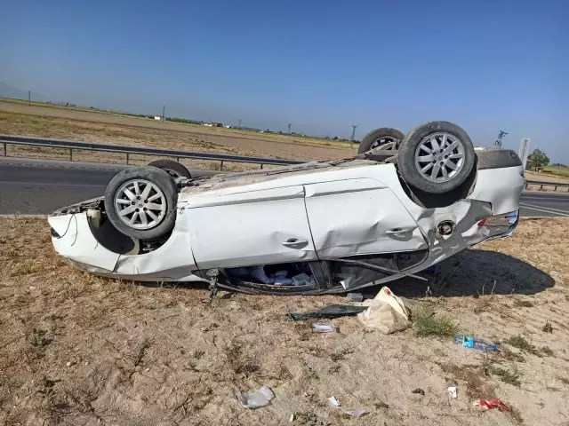 Otomobil refüje takla attı: 3 yaralı Otomobil refüje takla attı: 3 yaralı