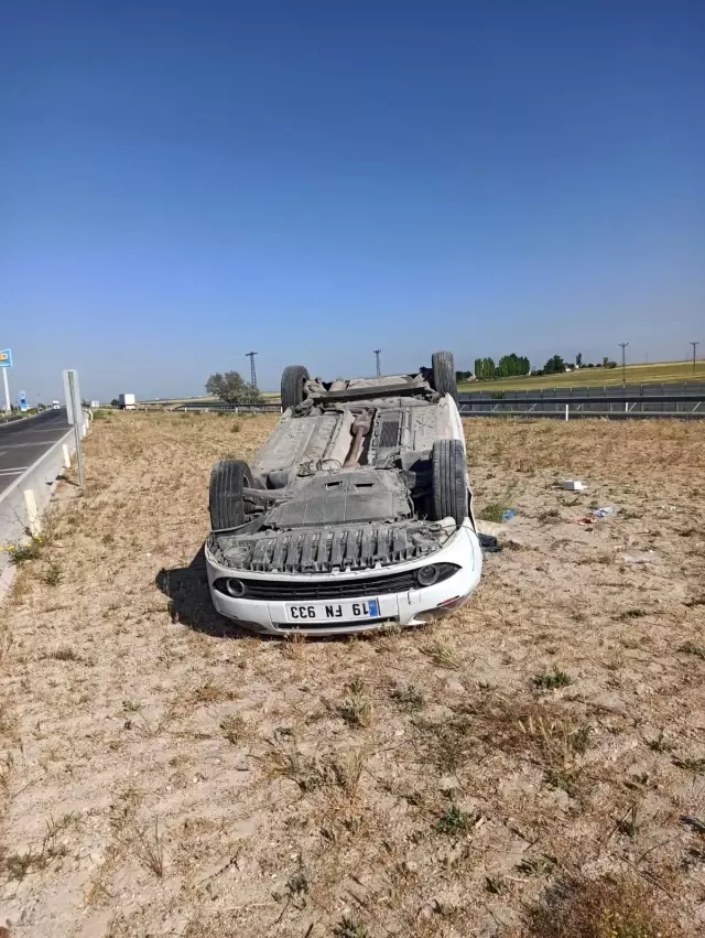 Otomobil refüje takla attı: 3 yaralı Otomobil refüje takla attı: 3 yaralı