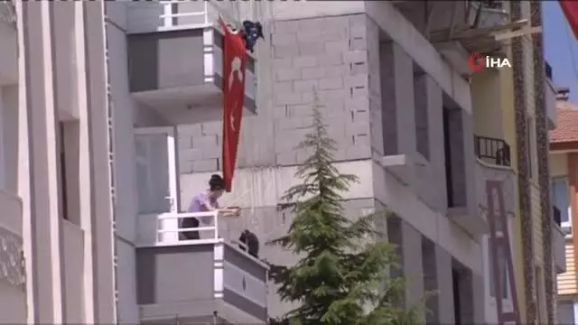 Şehit Hüseyin Keleş'in yaşadığı sokakta vatandaşlar şehit ailesini yalnız bırakmadı Şehit Hüseyin Keleş'in yaşadığı sokakta vatandaşlar şehit ailesini yalnız bırakmadı