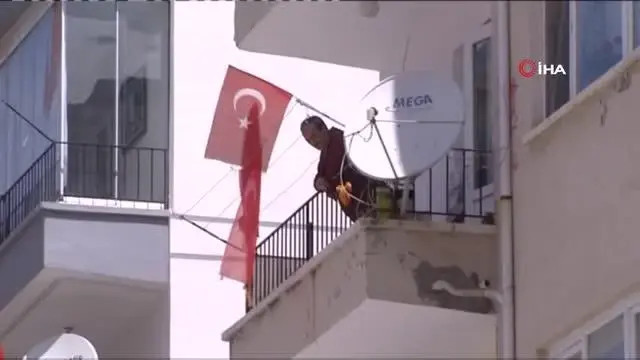 Şehit Hüseyin Keleş'in yaşadığı sokakta vatandaşlar şehit ailesini yalnız bırakmadı Şehit Hüseyin Keleş'in yaşadığı sokakta vatandaşlar şehit ailesini yalnız bırakmadı
