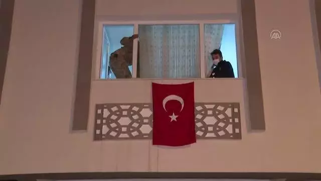 Şehit Jandarma Uzman Çavuş Hüseyin Keleş'in Ankara'daki ailesine acı haber verildi Şehit Jandarma Uzman Çavuş Hüseyin Keleş'in Ankara'daki ailesine acı haber verildi