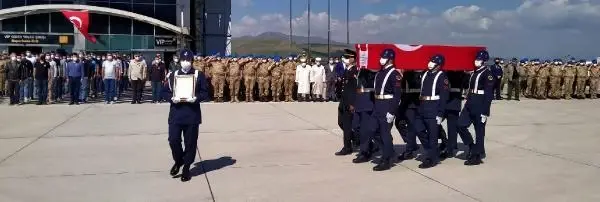 Son dakika! ŞEHİT UZMAN ÇAVUŞ İÇİN AĞRI'DA TÖREN Son dakika! ŞEHİT UZMAN ÇAVUŞ İÇİN AĞRI'DA TÖREN