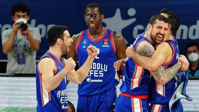 Spor Bakanı Kasapoğlu'ndan müjde: Efes-Barcelona finali şifresiz kanalda olacak Spor Bakanı Kasapoğlu'ndan müjde: Efes-Barcelona finali şifresiz kanalda olacak