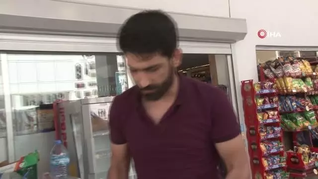 Taksicinin dubayla karşılık verdiği kurşunlardan biri karpuza isabet etti Taksicinin dubayla karşılık verdiği kurşunlardan biri karpuza isabet etti