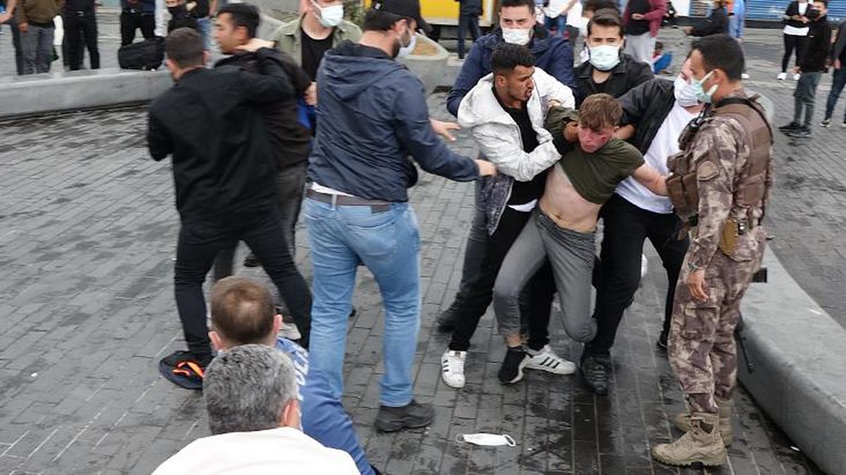 Taksim'in göbeğinde tekme ve yumruklar havada uçuştu! Ancak özel harekat ayırabildi