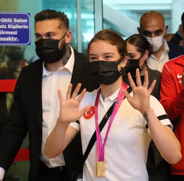 Dünya şampiyonu milli cimnastikçi Ayşe Begüm Onbaşı yurda döndü Dünya şampiyonu milli cimnastikçi Ayşe Begüm Onbaşı yurda döndü
