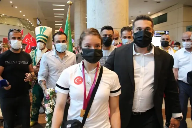 Dünya şampiyonu milli cimnastikçi Ayşe Begüm Onbaşı yurda döndü Dünya şampiyonu milli cimnastikçi Ayşe Begüm Onbaşı yurda döndü