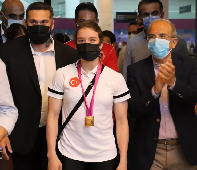 Dünya şampiyonu milli cimnastikçi Ayşe Begüm Onbaşı yurda döndü Dünya şampiyonu milli cimnastikçi Ayşe Begüm Onbaşı yurda döndü