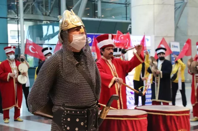 Dünya şampiyonu milli cimnastikçi Ayşe Begüm Onbaşı yurda döndü Dünya şampiyonu milli cimnastikçi Ayşe Begüm Onbaşı yurda döndü
