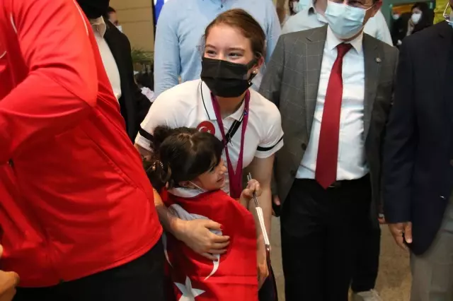 Dünya şampiyonu milli cimnastikçi Ayşe Begüm Onbaşı yurda döndü Dünya şampiyonu milli cimnastikçi Ayşe Begüm Onbaşı yurda döndü