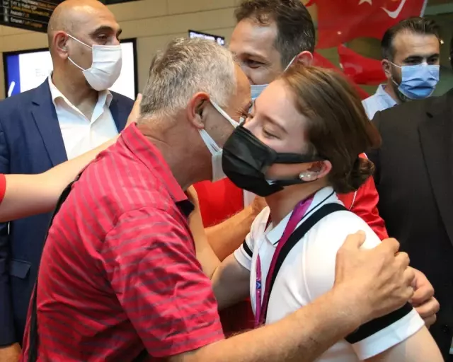 Dünya şampiyonu milli cimnastikçi Ayşe Begüm Onbaşı yurda döndü Dünya şampiyonu milli cimnastikçi Ayşe Begüm Onbaşı yurda döndü